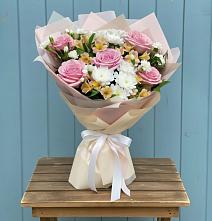 Букет цветов из:  Гвоздики, Орхидеи и Розы в Мценске