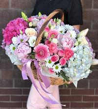 Композиция солнечный день в Мценске Цветочная композиция из Розы, Хризантемы, Пионы и Лизиантусы в корзине в Мценске