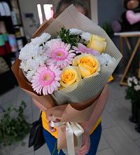 Букет цветов из:  Герберы, Розы и Хризантемы в Мценске