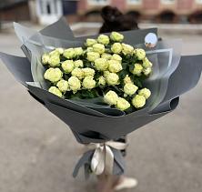 Букет Белые кустовые розы Солинеро в Мценске