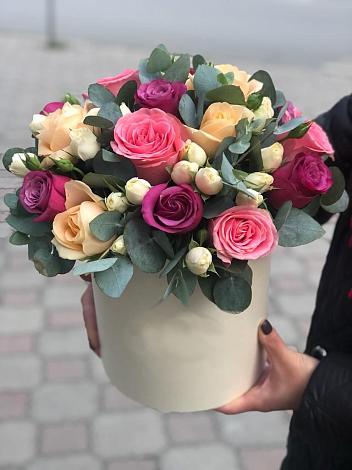 Цветочная композиция из Розы в шляпной коробке в Мценске