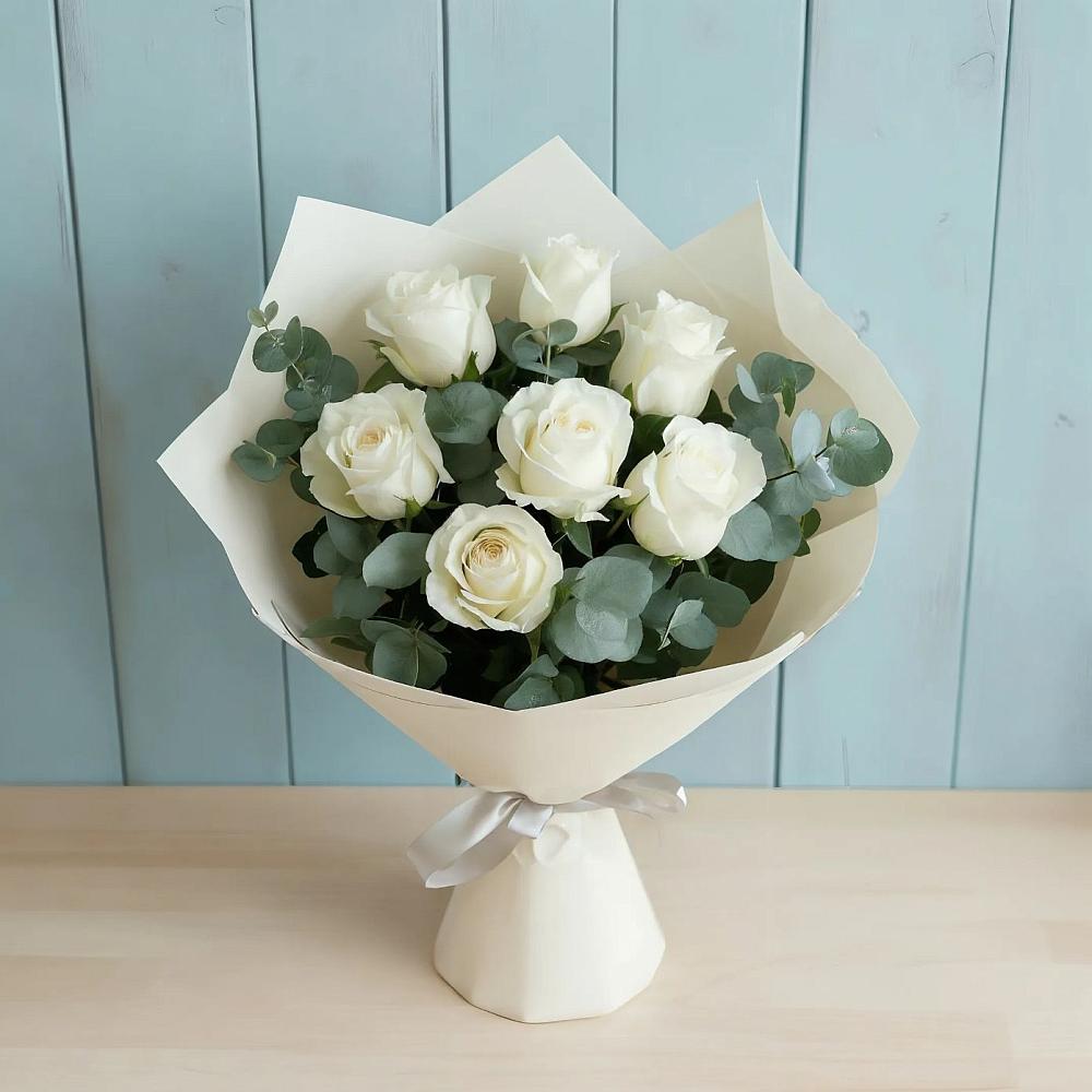 Букет Белые розы в Эвкалипте в Мценске