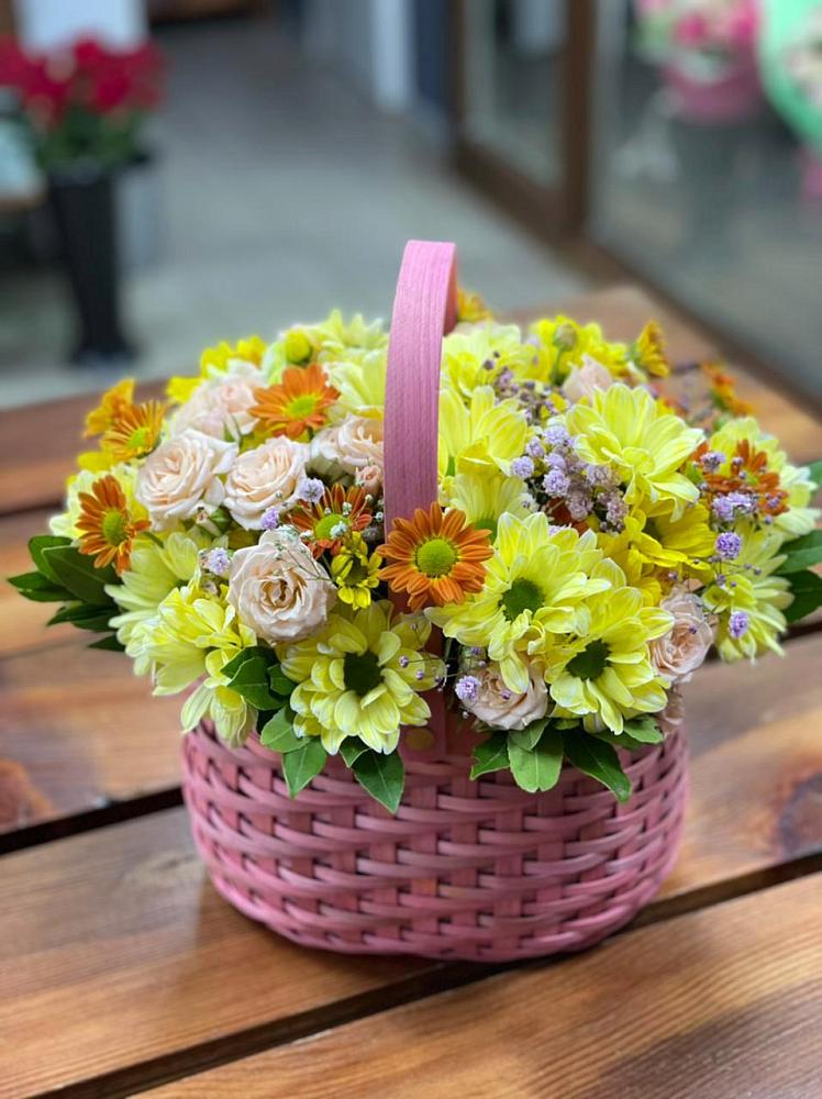 Цветочная композиция из Хризантемы и Розы в корзине в Мценске