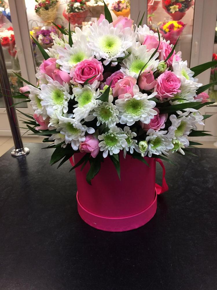 Цветочная композиция из Розы и Хризантемы в шляпной коробке в Мценске