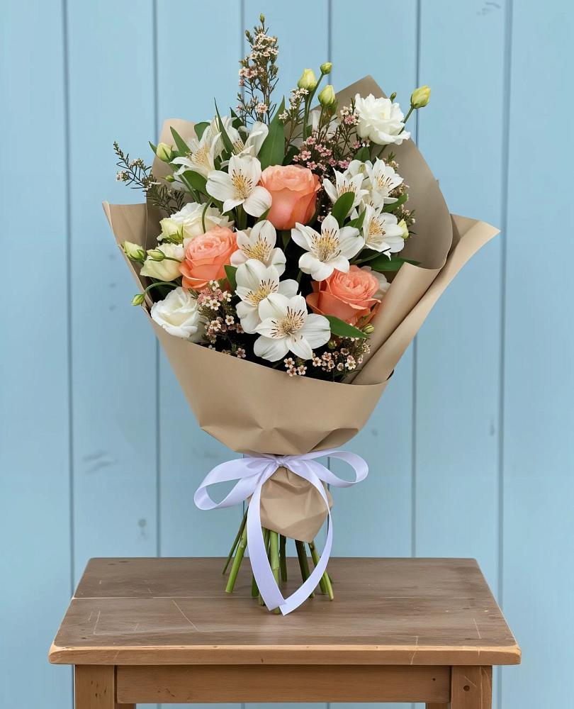 Букет цветов из: Альстромерии, Лизиантусы, Розы и Хризантемы в Мценске